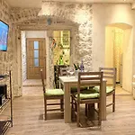 Apartment Optimist/Old House